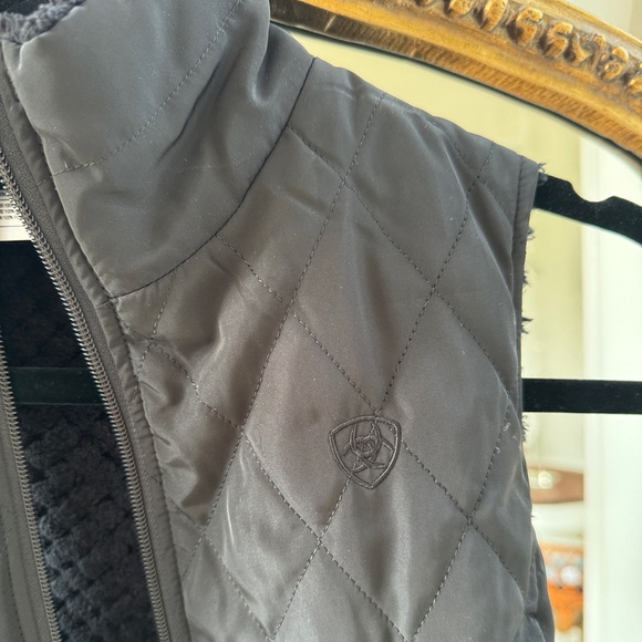 Ariat puffer vest size S - Picture 2 of 5